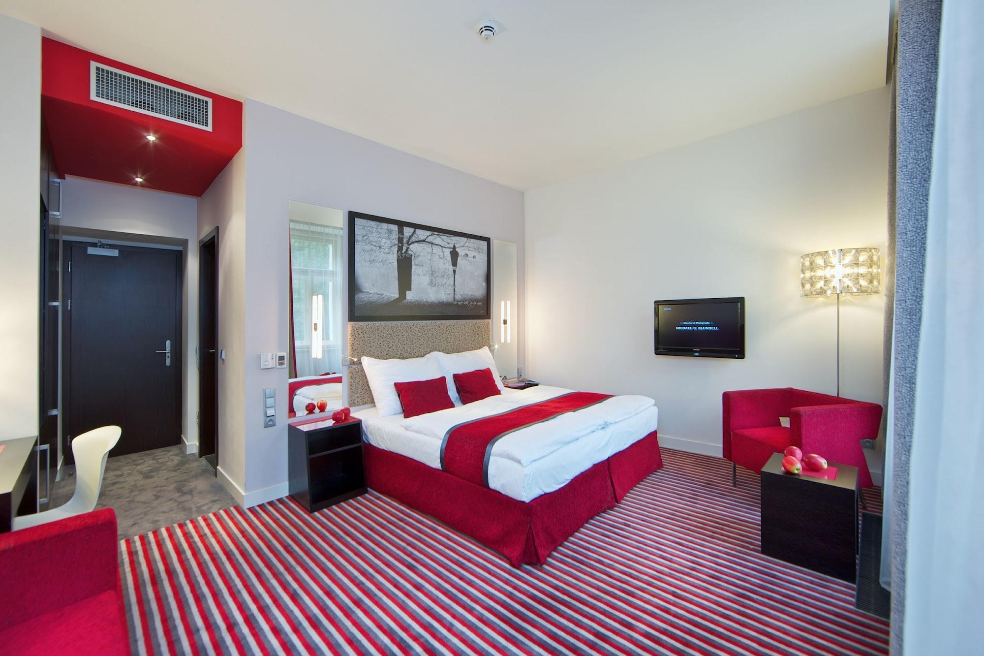 Red & Blue Design Hotel Prag Exteriör bild