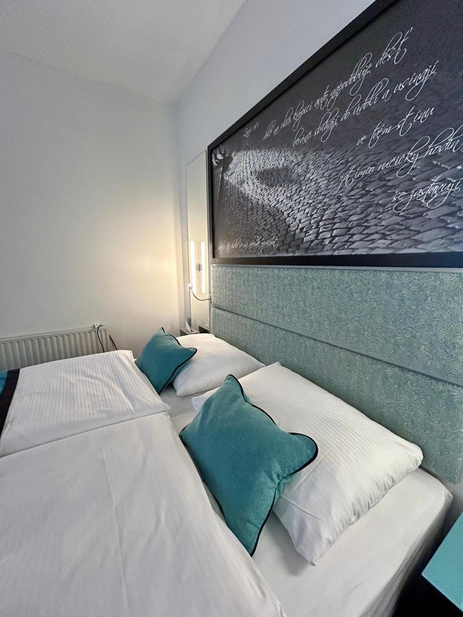 Red & Blue Design Hotel Prag Rum bild