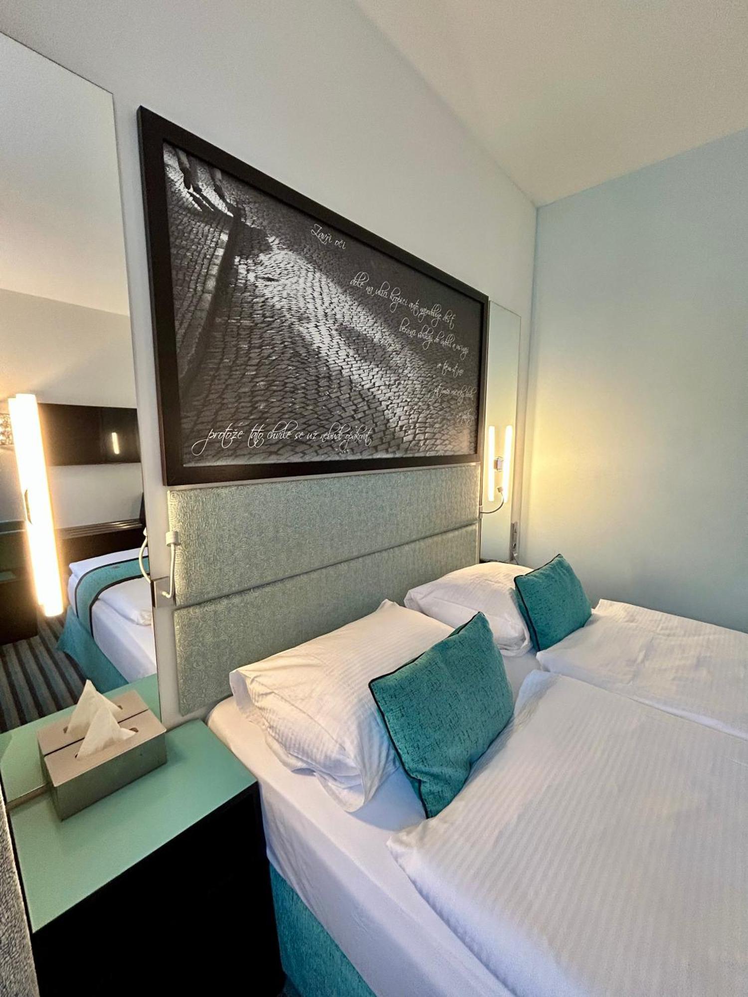 Red & Blue Design Hotel Prag Rum bild